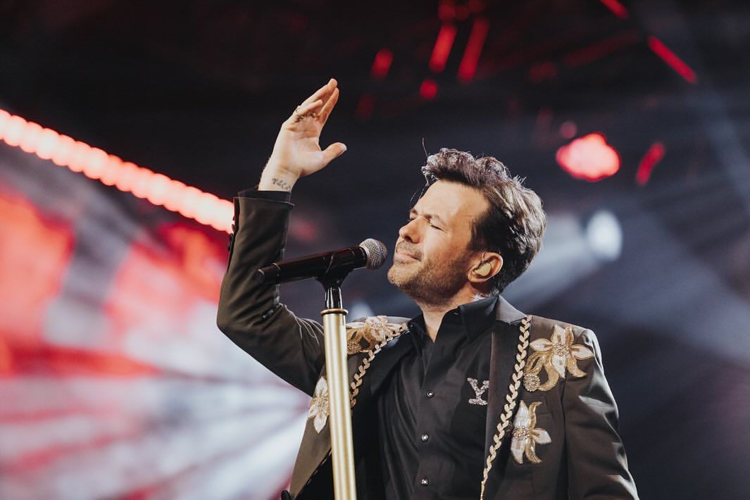Yalın performing on stage