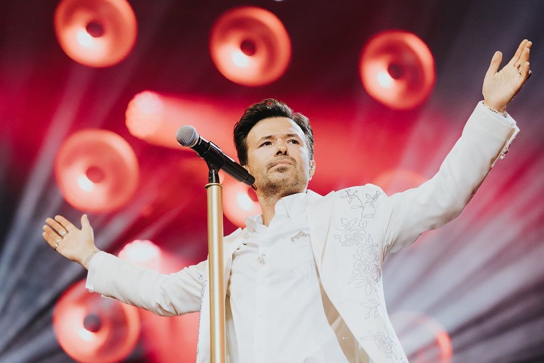 Yalın with arms open on stage