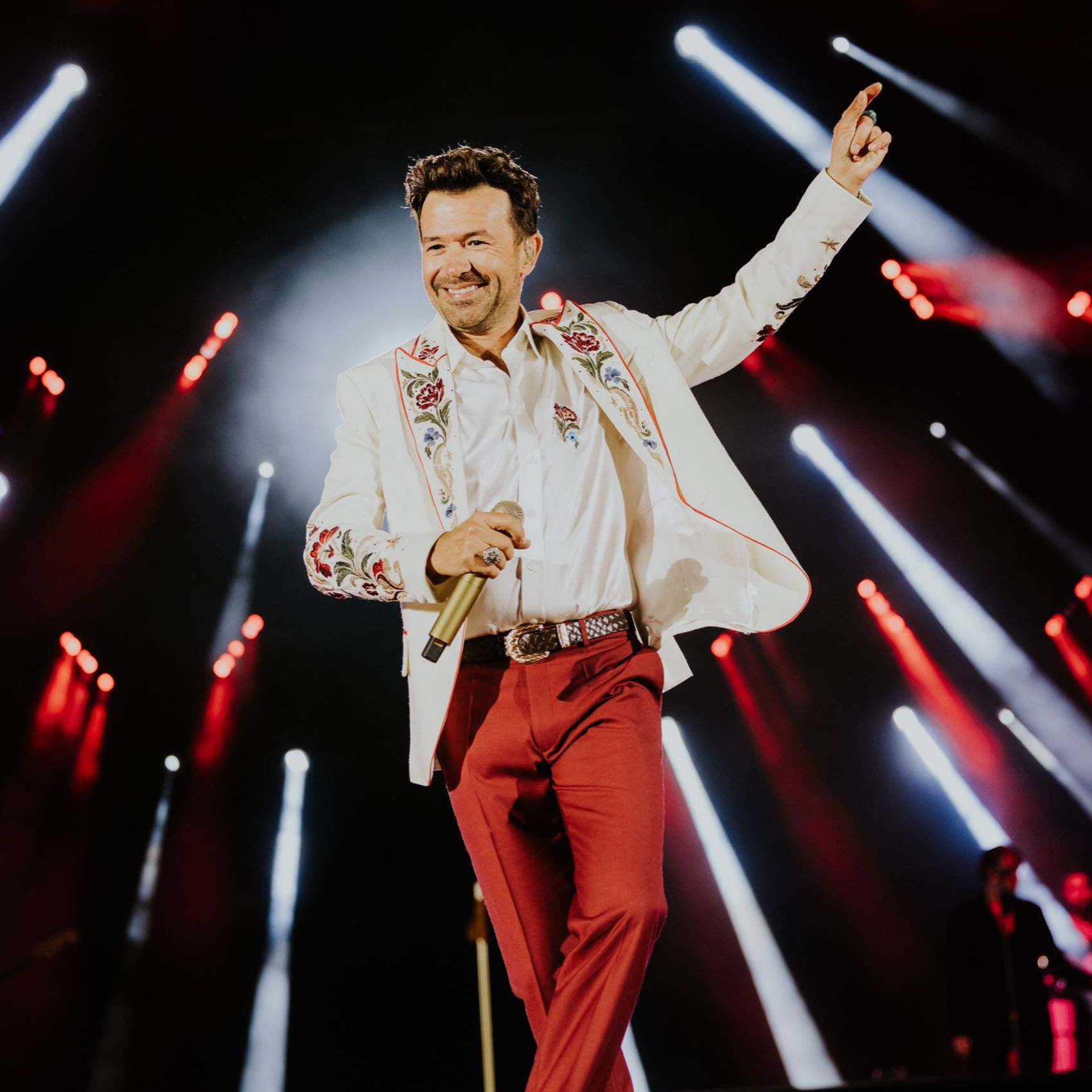 Yalın on stage in a Normaillot embroidered jacket
